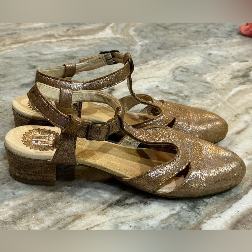 Women’s FLY LONDON Rose gold metallic T-strap low heel closed toe sandal Size 36 - Picture 6 of 8